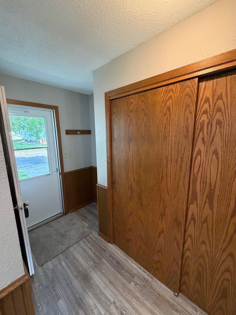 305 W 3rd St, Winthrop, MN 55396