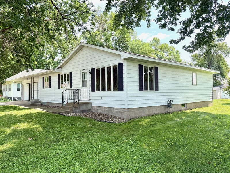 305 W 3rd St, Winthrop, MN 55396