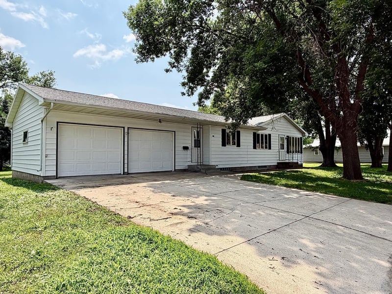 305 W 3rd St, Winthrop, MN 55396