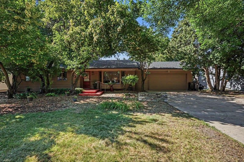 277 Highland Dr, Chaska, MN 55318