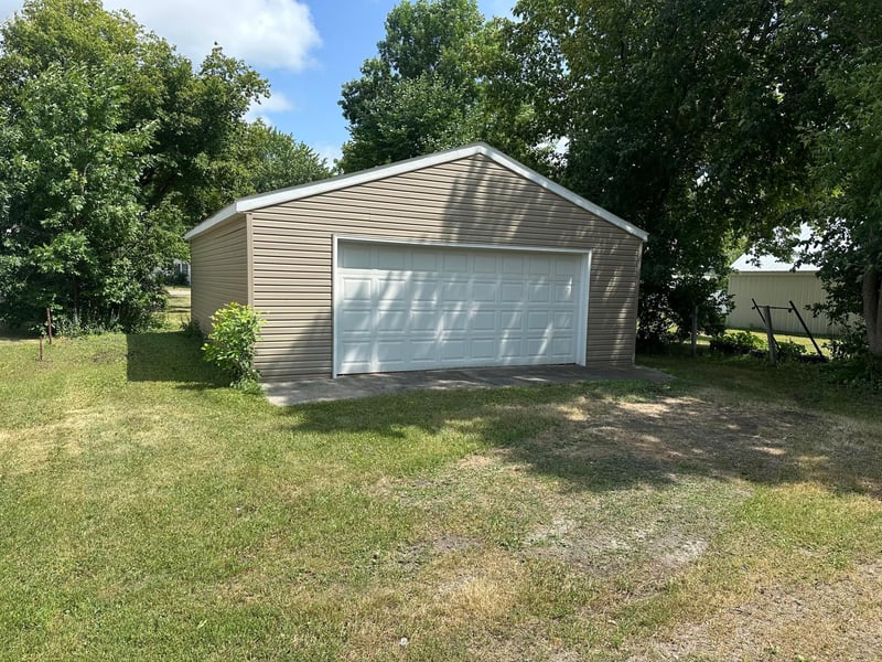 305 Arnold Ave S, Thief River Falls, MN 56701