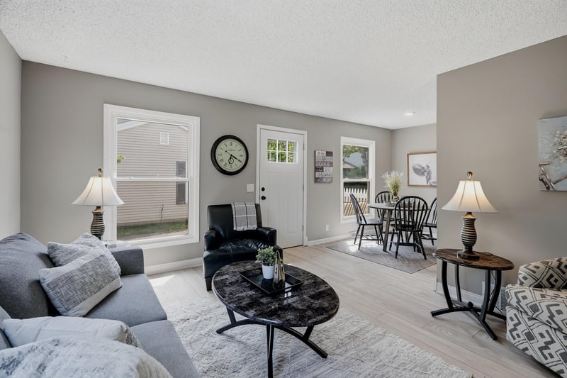 4980 Grenwich Trl N, Oakdale, MN 55128