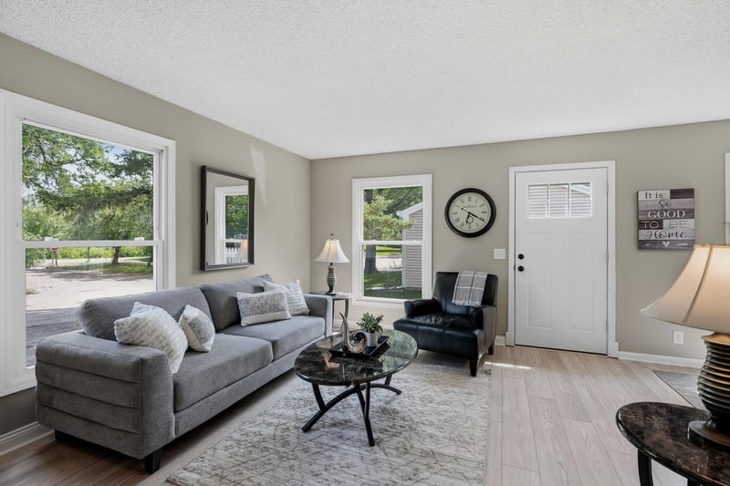 4980 Grenwich Trl N, Oakdale, MN 55128