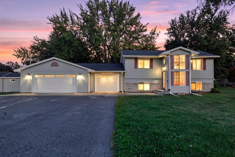 720 W 2nd St, Rush City, MN 55069