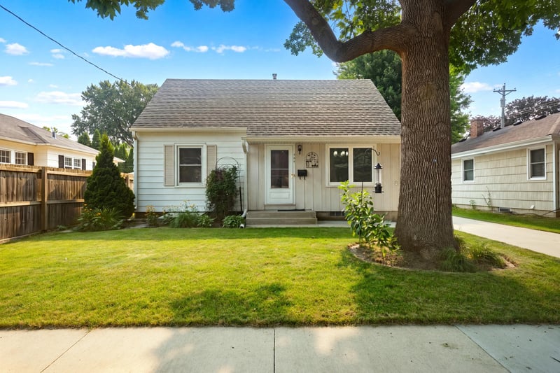 904 14th Ave NE, Rochester, MN 55906