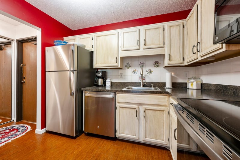 1800 Riverwood Dr #301, Burnsville, MN 55337