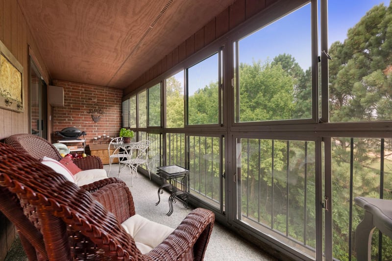 1800 Riverwood Dr #301, Burnsville, MN 55337