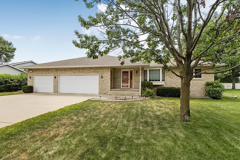 343 Pondview Ln, Saint Joseph, MN 56374