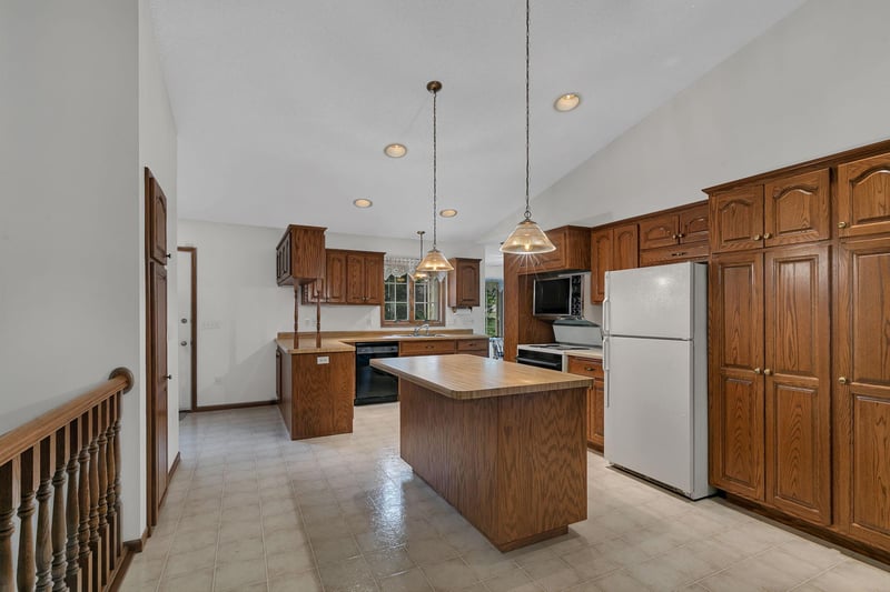 343 Pondview Ln, Saint Joseph, MN 56374