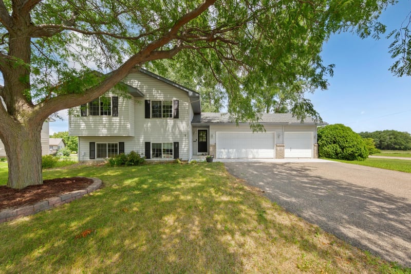 2206 W Hill St, Faribault, MN 55021