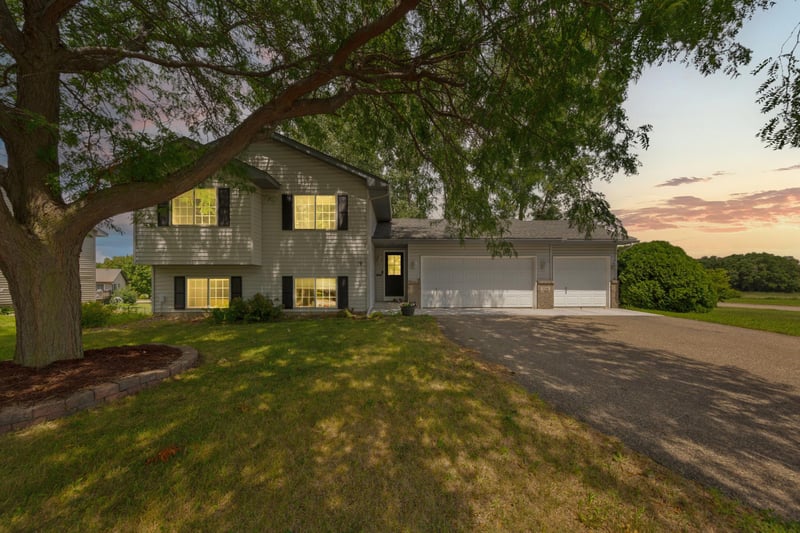 2206 W Hill St, Faribault, MN 55021