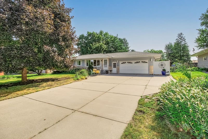 2842 Marion St, Roseville, MN 55113