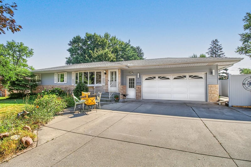 2842 Marion St, Roseville, MN 55113