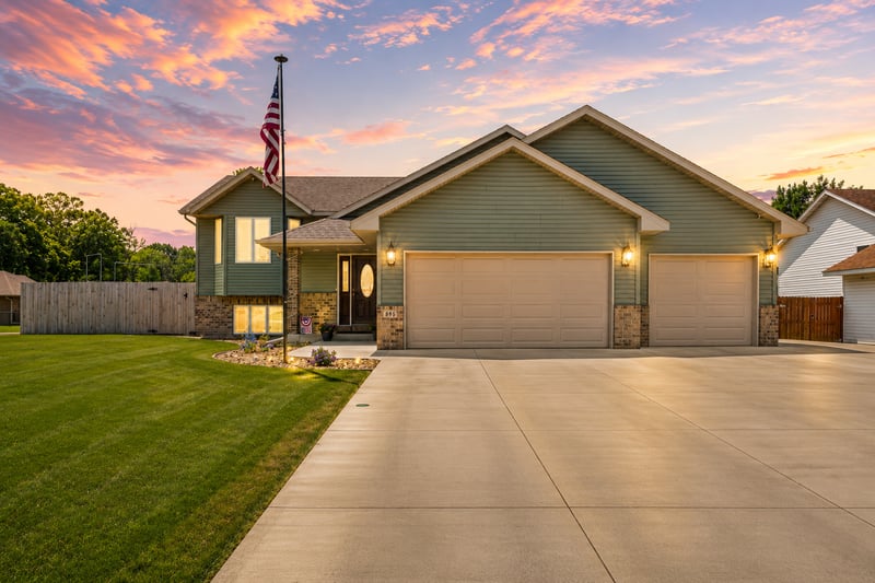 895 Lee St NE, Owatonna, MN 55060
