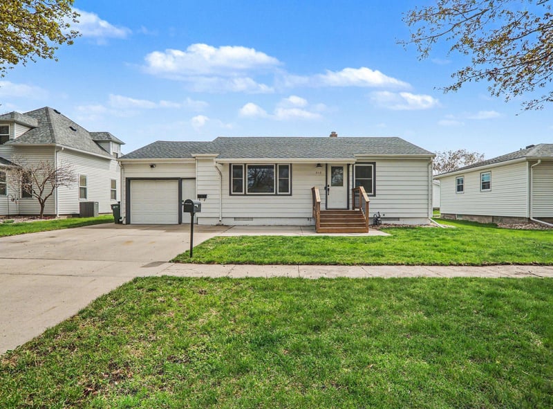 808 N Oakley St, Luverne, MN 56156