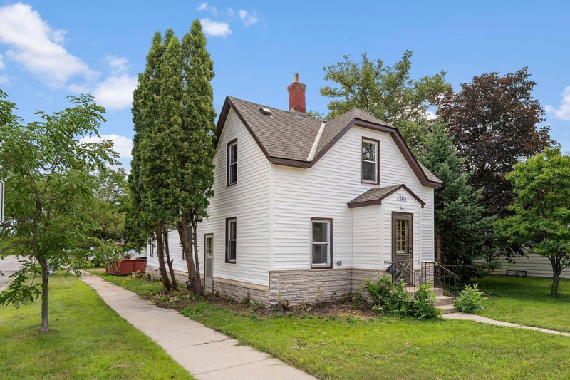 205 Adams St SE, Hutchinson, MN 55350