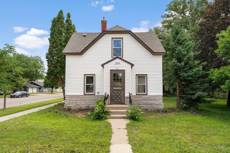 205 Adams St SE, Hutchinson, MN 55350