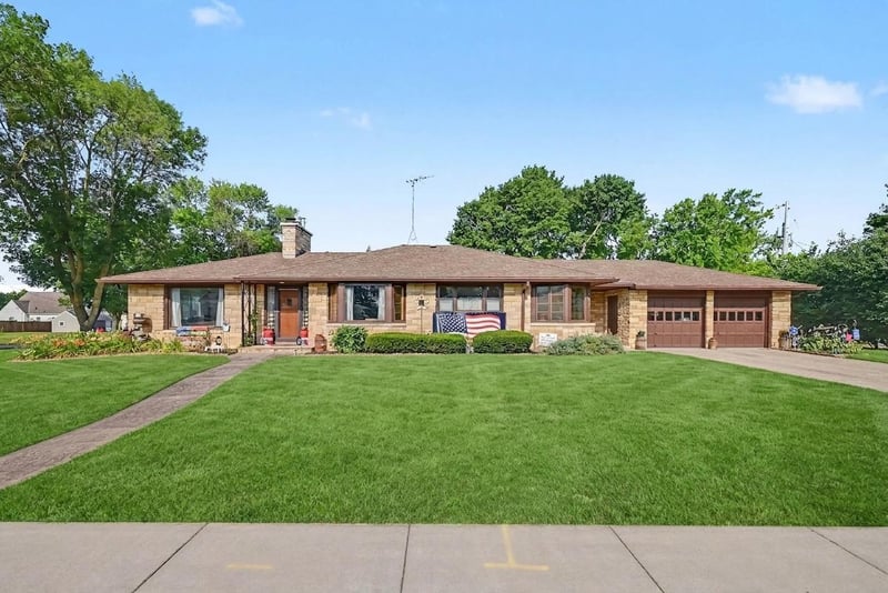 300 5th St NE, Montgomery, MN 56069