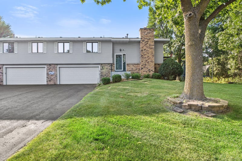 5662 Royal Oaks Dr, Shoreview, MN 55126