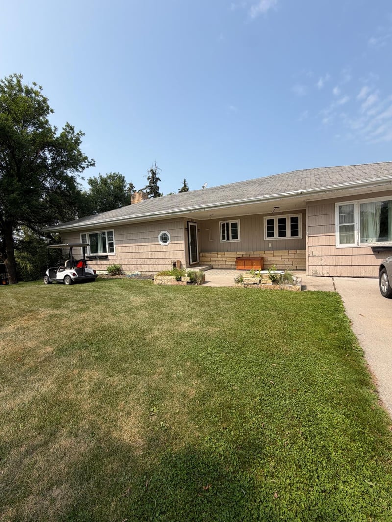 805 Elm Ave S, Hallock, MN 56728