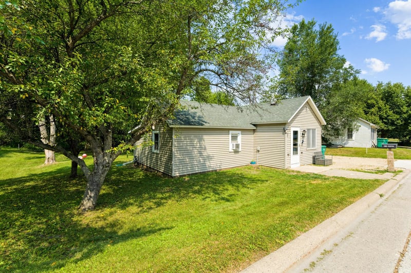 613 S Grant St, Houston, MN 55943