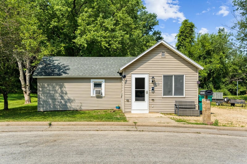 613 S Grant St, Houston, MN 55943