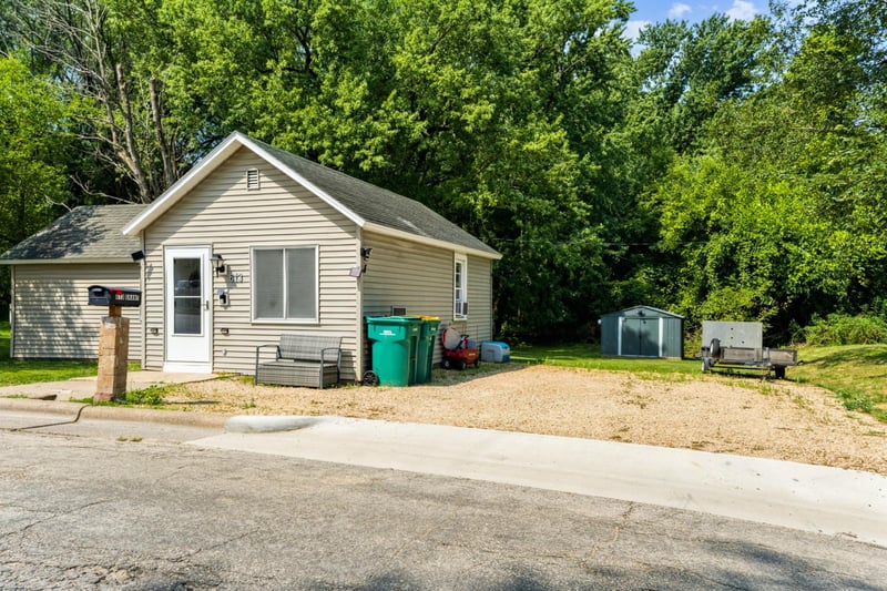 613 S Grant St, Houston, MN 55943