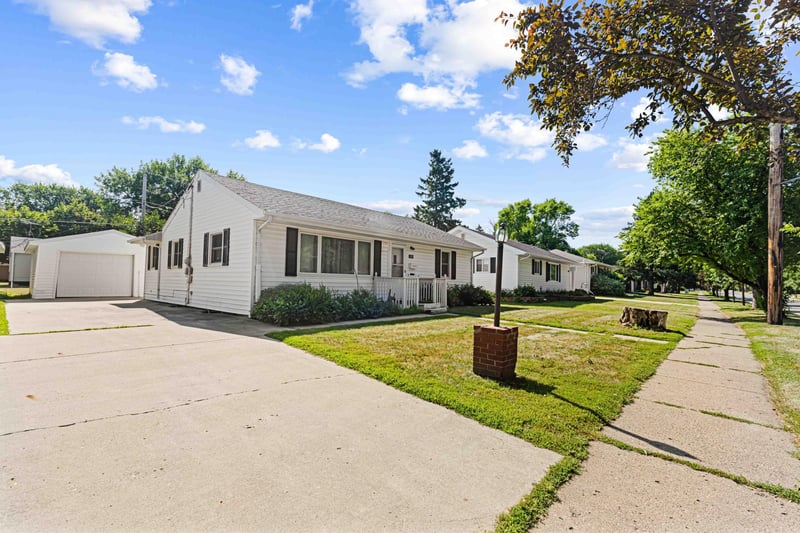 1624 4th St S, Moorhead, MN 56560