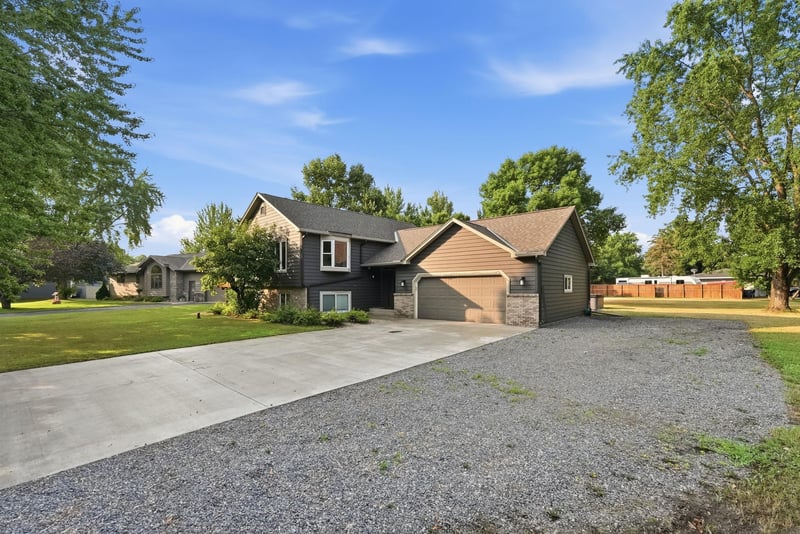 5652 W Oakes Dr, Saint Cloud, MN 56303