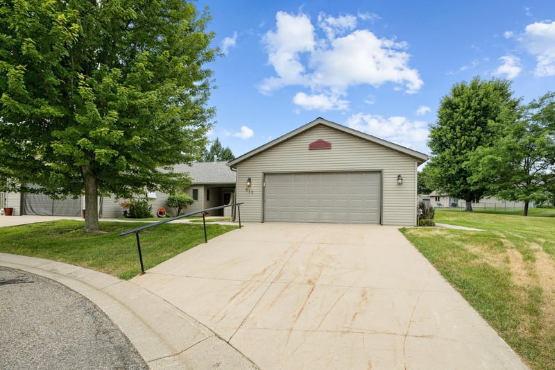 615 Sandy Ct, Wanamingo, MN 55983