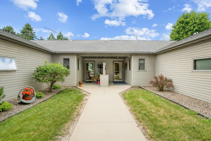 615 Sandy Ct, Wanamingo, MN 55983