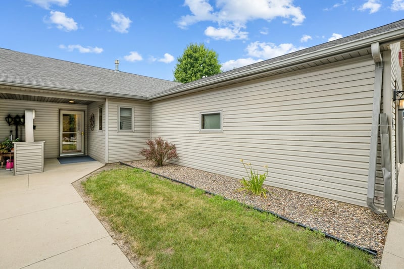615 Sandy Ct, Wanamingo, MN 55983
