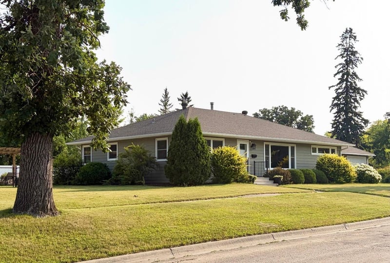 301 2nd St NE, Roseau, MN 56751
