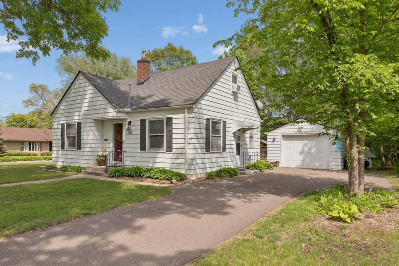 133 Ridgewood Dr, Hopkins, MN 55343