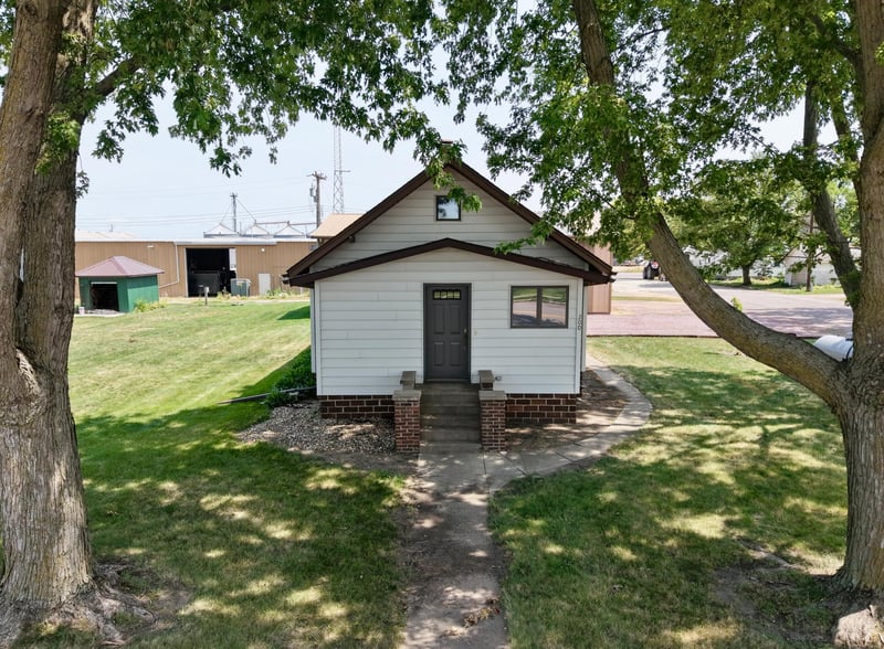 200 2nd St N, Darfur, MN 56022