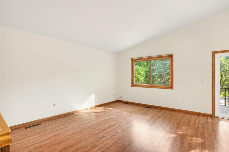 719 Evergreen Ct, Burnsville, MN 55337
