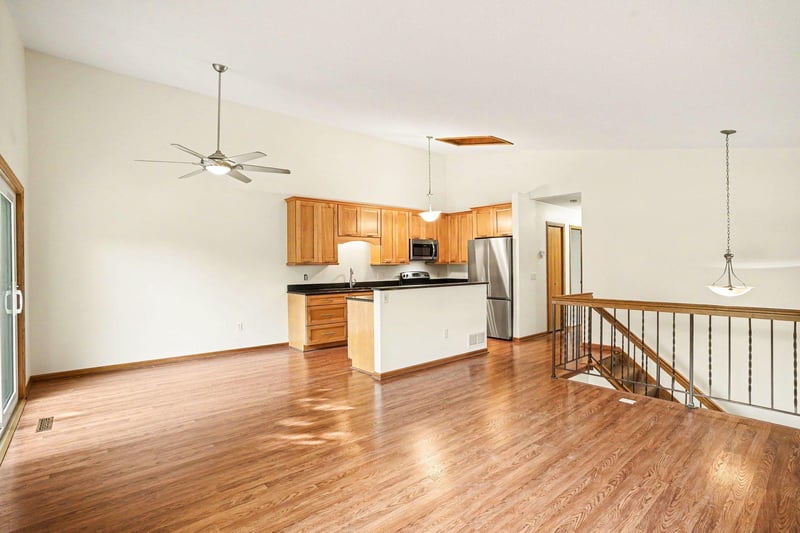 719 Evergreen Ct, Burnsville, MN 55337
