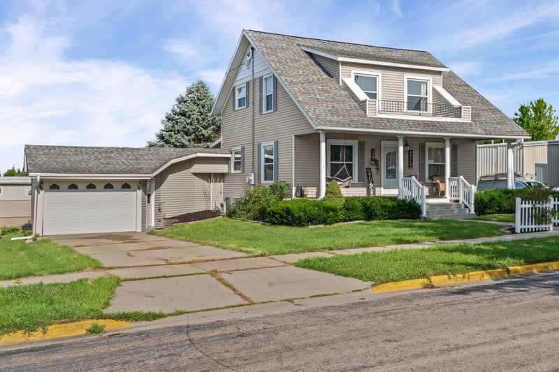104 2nd Ave SW, Spring Grove, MN 55974