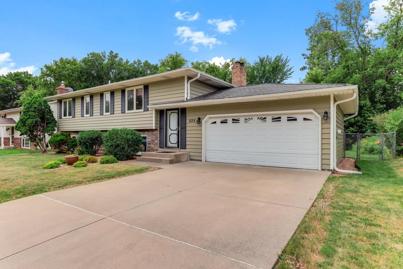 525 Lakewood Dr S, Maplewood, MN 55119