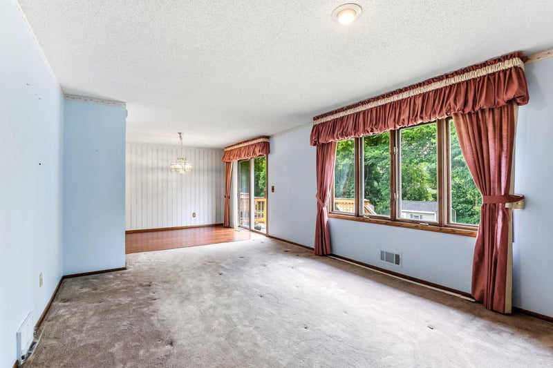 525 Lakewood Dr S, Maplewood, MN 55119