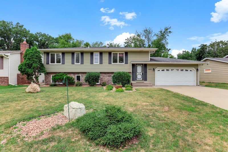 525 Lakewood Dr S, Maplewood, MN 55119