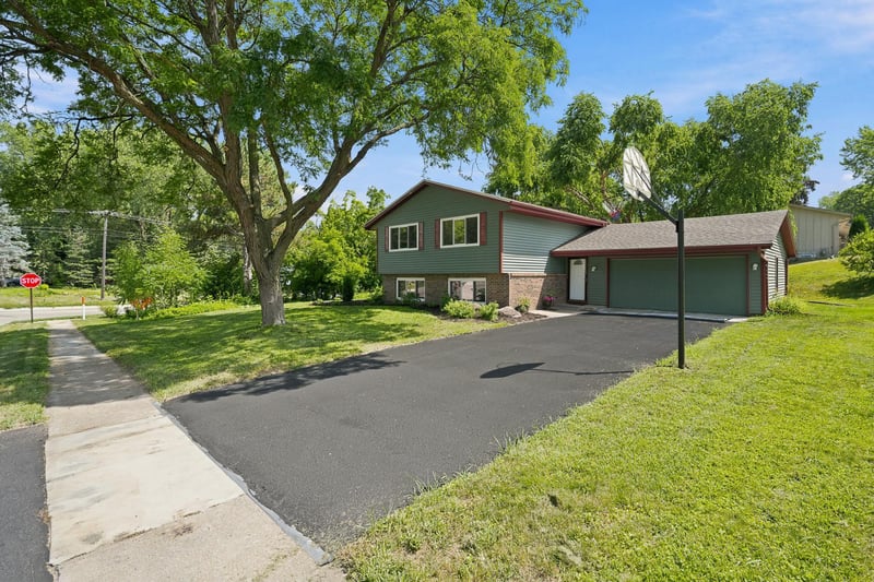 9401 Briar Rd, Bloomington, MN 55437
