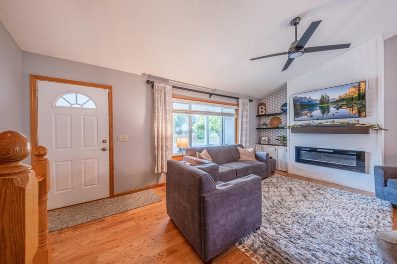 7685 Upper 45th St N, Oakdale, MN 55128