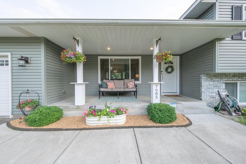 7685 Upper 45th St N, Oakdale, MN 55128