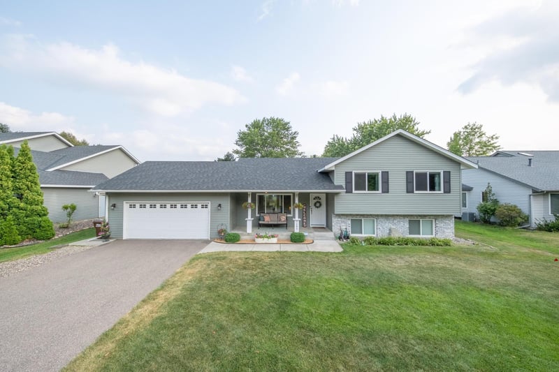 7685 Upper 45th St N, Oakdale, MN 55128