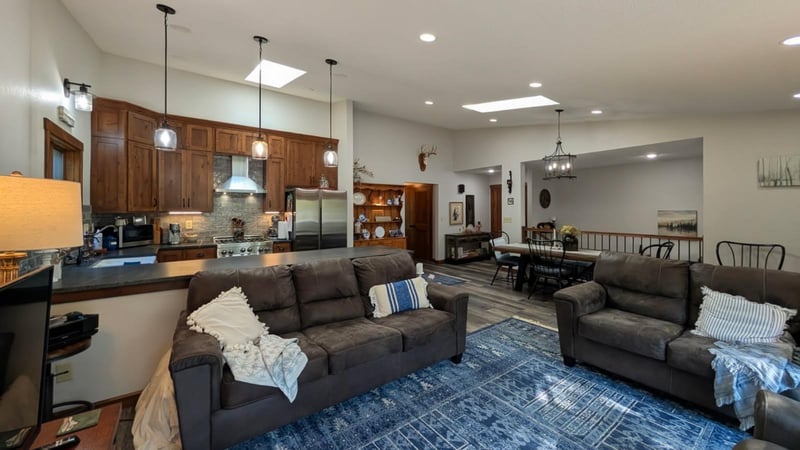 1216 Oak Dr, Montevideo, MN 56265