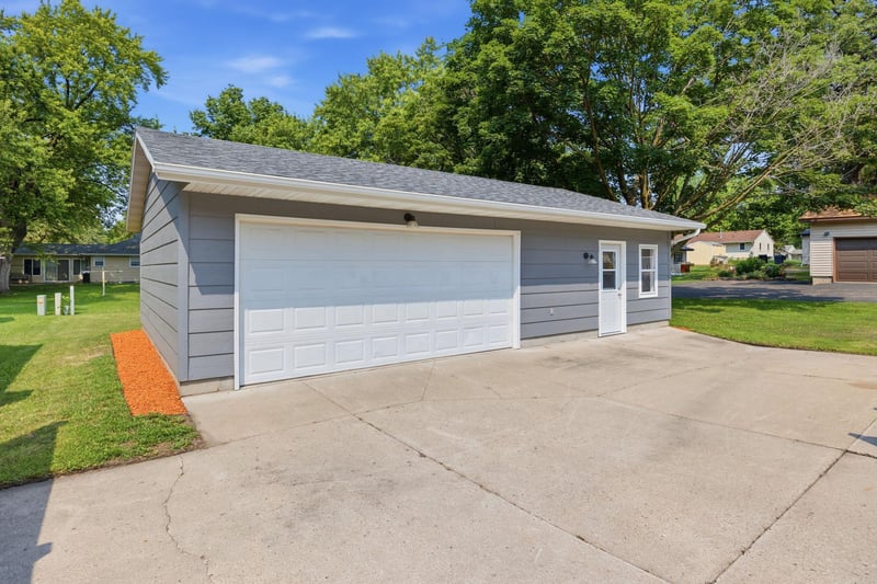 612 Lynn Rd SW, Hutchinson, MN 55350