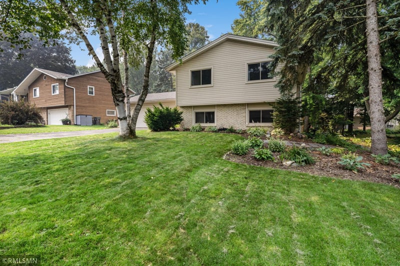 10581 Lake Fall Dr, Eden Prairie, MN 55347