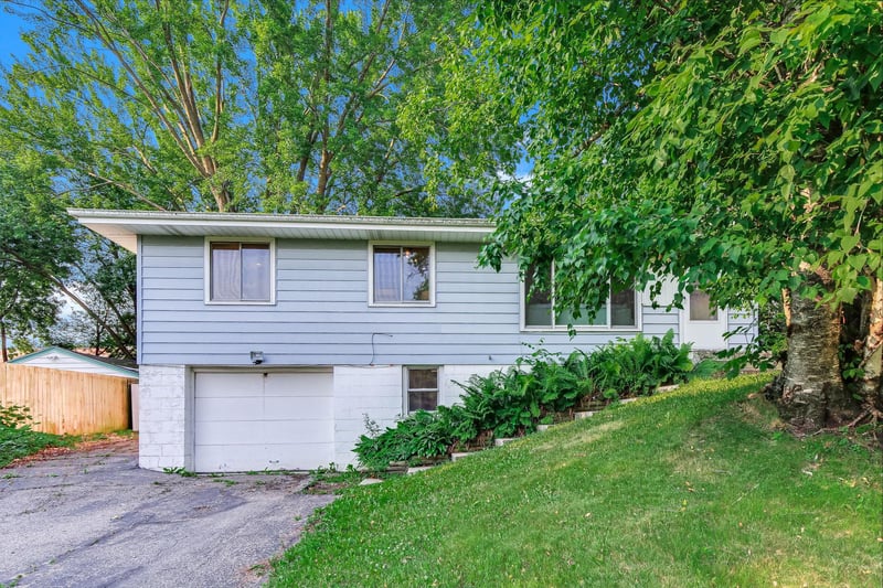 6481 Rath Dr, Woodbury, MN 55125