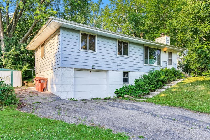 6481 Rath Dr, Woodbury, MN 55125